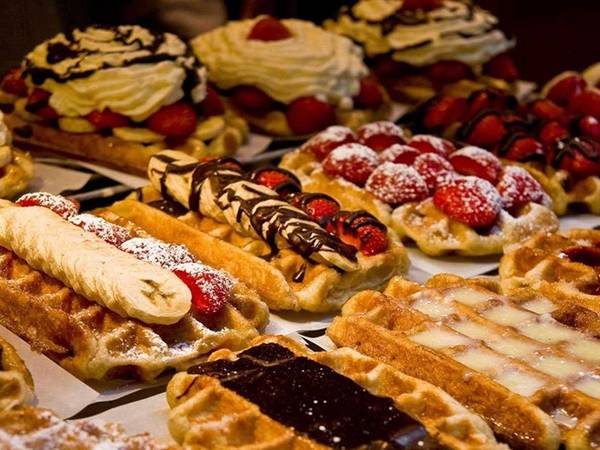 Bánh quế của Bỉ được nướng trên khay sắt, phủ chocolate, hoa quả, kem tươi và đường.