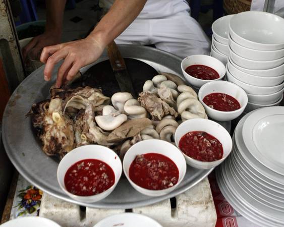 Ngoài côn trùng, một số nước ở Đông Nam Á thường ăn tiết canh. Món ăn được làm từ tiết vịt hoặc tiết lợn. Ảnh: Nguyen Huy Kham / Reuters
