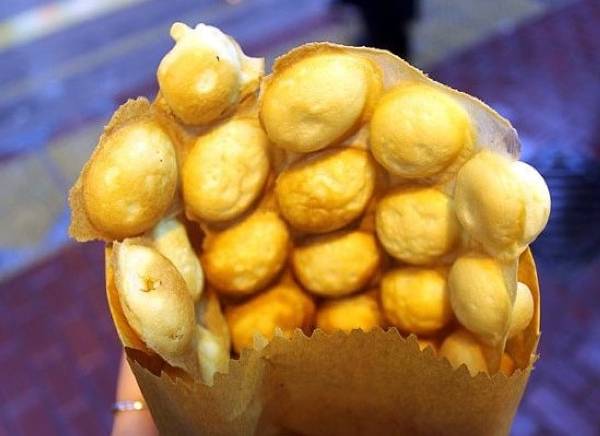Đây là một loại bánh được làm từ trứng, sữa nhưng được chiên trong một chiếc chảo có hình dạng đặc biệt, gần giống với tổ ong.