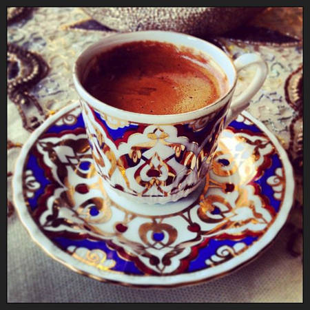 Cafe Türk Kahvesi của Thổ Nhĩ Kỳ độc đáo từ nguyên liệu cho tới cách pha chế. Bột cafe được nghiền nhuyễn sau đó đun nóng tới khi đặc quánh lại mới rót ra tách. Để tăng thêm hương vị, người pha chế còn cho thêm nhục đậu khấu và một số hương liệu khác.