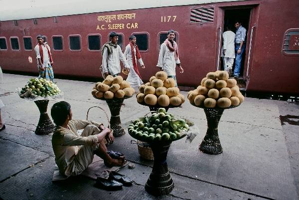 Quầy hoa quả độc đáo gần nhà ga xe lửa ở Ấn Độ