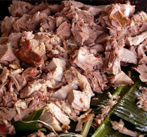Lechón, Philippines Có nguồn gốc từ Tây Ban Nha, nhưng lechón lại là món ăn phố biến ở Philippines và các nước Mỹ Latinh. Nguyên liệu gồm lợn nguyên con, bỏ nội tạng, xiên qua thanh gỗ và nướng trên than hồng. Nhờ đó món ăn có hương thơm và rất giòn, thường được dùng vào những dịp đặc biệt.