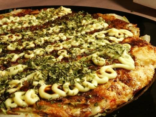 Okonomiyaki hay còn được biết với tên gọi gần gũi là bánh xèo Nhật Bản
