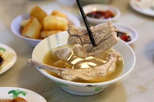 Bak Kut Teh là món súp sườn heo gốc Phúc Kiến, Trung Quốc rất được yêu thích ở Singapore.