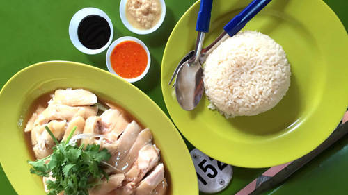 Cơm gà Hải Nam là một trong những món ăn truyền thống của Singapore. Món cơm đơn giản nhưng hấp dẫn qua bao năm tháng. Thịt gà luộc làm món này phải là loại có lớp mỡ mỏng béo ngậy giữa lớp thịt và da, chấm cùng nước mắm ớt, ăn với cơm nấu nước dùng gà dẻo thơm. Miếng gà ăn mềm như tan chảy trong miệng, nước thịt ngọt đậm đà kích thích mọi giác quan.
