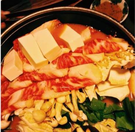 Là món ăn phổ biến ởi Hàn Quốc, lẩu kim chi cũng giống nhiều loại lẩu khác với nước dùng nấu với xương heo, các loại rau ăn kèm (rau muống, rau cải...), thịt, đậu phụ, nấm...