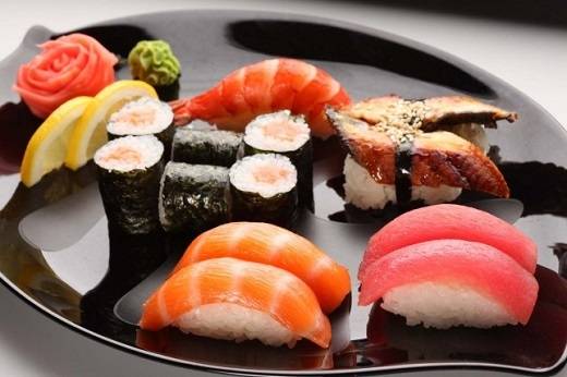 Sushi có rất nhiều loại để thực khách thưởng thức: Nigiri, Makizushi, Inarizushi, Chirashizushi, Oshizushi.