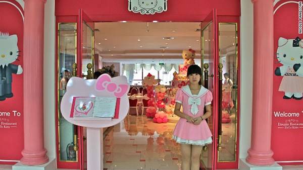Nhà hàng Hello Kitty Dream ở Bắc Kinh, Trung Quốc. Khi bước vào nhà hàng bạn sẽ thấy choáng ngợp với một không gian toàn màu hồng: bàn hồng, ghế hồng, đèn chùm hồng, bánh ngọt hồng... Ở đây còn có các đồ uống và các món bánh có khẩu vị rất hợp với tuổi teen. Đặc biệt hơn, nhân viên phục vụ ở đây toàn là hotgirl mặc đồng phục của nàng mèo Hello Kitty xinh đẹp.