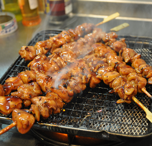 Yakitori, Nhật Bản Yakitori là món ăn đường phố phổ biến ở Nhật Bản. Thịt gà được xiên vào que tre, nướng trên than hồng, thường ăn cùng với lúc nhâm nhi rượu. Ngoài thịt gà, yakitori còn được chế biến từ nội tạng gà.