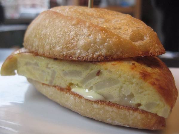 <strong>Tây Ban Nha: </strong>Tại xứ sở bò tót, một món ăn truyền thống và hấp dẫn đang chờ đón bạn chính là bánh mì baguette nhân thịt nguội, pho mát, cá ngừ với khoai tây trứng.