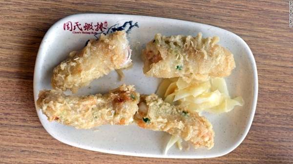 Tôm chiên xù ở Đài Loan khá giống món tempura của Nhật, ngoại trừ việc tôm được bọc trong một lớp mỡ mỏng, nhồi thêm hành tăm trước khi đem rán.