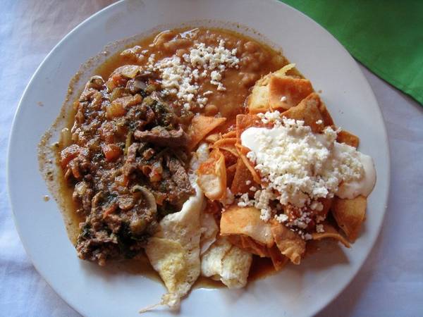 Mexico Bữa ăn đầu tiên trong ngày ở Mexico luôn thịnh soạn, bao gồm các món phổ biến như chiaquile và huevos rancheros (nấu từ trứng, cà chua, đậu, gạo, thêm vài lát bơ). Nếu chỉ cần ăn nhẹ nhàng, họ dùng bánh cuộn ngọt và uống tách cà phê.