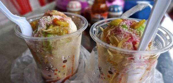 Cha houy teuk: Món tráng miệng ngọt ngào này có giá khá rẻ, được bán ở các quán vỉa hè tại Phnom Penh. Cha houy teuk là thạch làm từ tảo biển có màu sắc sặc sỡ, thêm bột cọ sagu, đậu xanh và kem dừa. Ngoài ra, bạn có thể thử thêm món xôi nếp được rưới nước cốt dừa, thêm khoai môn, đậu đỏ và bí ngô. Ảnh: Leboost-cambodia.