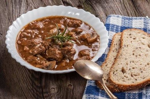 Người dân Hungary cực kì thích món súp bò nấu