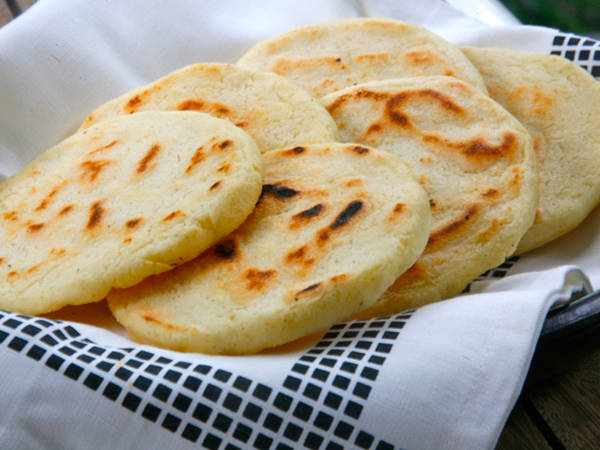 Món bánh bắp Arepas có một vị trí đặc biệt trong trái tim của người Colombia. 