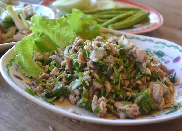 Larb Moo (salad thịt băm): Đây là món ăn bản địa của Lào, trong đó có thịt lợn băm được xào với hẹ tây, rau mùi, ớt và lá bạc hà, thêm nước mắm và cốt chanh cho vừa miệng. Một phiên bản khác sử dụng thịt lợn sống. Larb Moo rất hợp ăn với xôi nếp. Ảnh: Live-less-ordinary.