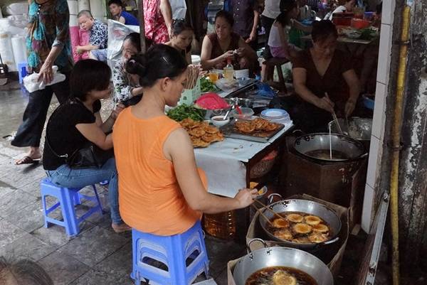Du lich Ha Noi - Ngoài các món ăn thay bữa trưa, ngõ chợ Đồng Xuân còn nổi tiếng với nhiều món quà vặt ngon lành, giá rẻ.