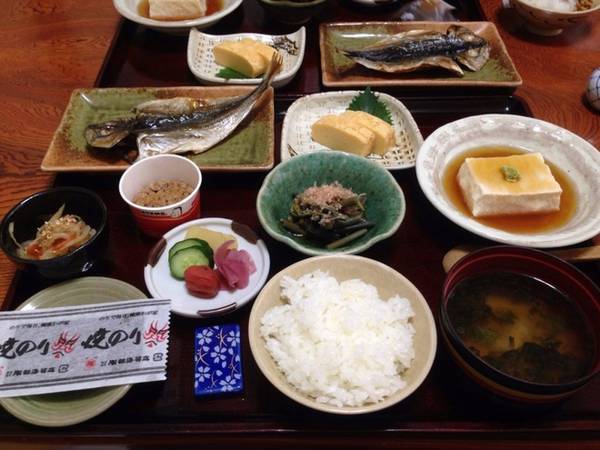 Nhật Bản Bữa sáng truyền thống ở xứ sở mặt trời mọc gồm súp miso, cơm trắng, rau muối, cá và trứng tráng kiểu Nhật (còn gọi là "tamagoyaki")