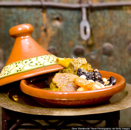 Món Tagine của Ma-rốc Món ăn này được đặt theo tên của dụng cụ để đựng (là cái đĩa bằng đất nung được trang trí với chiếc vung hình nón điển hình) vừa chỉ thức ăn bên trong đó (món rau gồm có thịt, gia cầm, cá và rau nướng chín). Thưởng thức món ăn và bạn sẽ hiểu tại sao Tajine lại là món ăn dân tộc của người Ma-rốc.