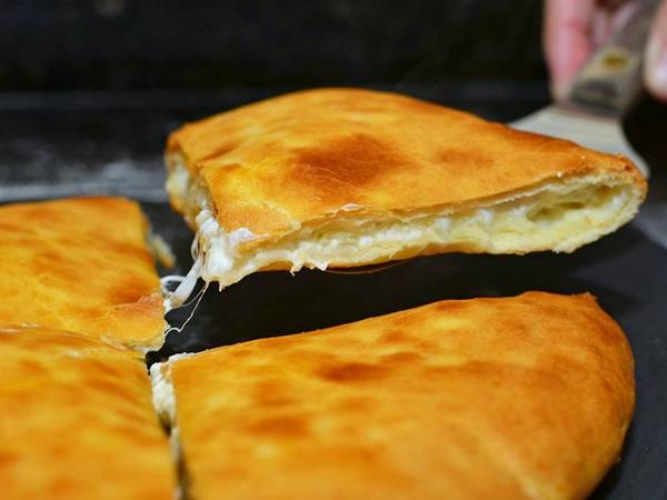 Khachapuri ở Tbilisi, Georgia: Du khách chỉ cần chi 2 USD cho 6 lát bánh mì phô mai ngon tuyệt ở Georgia. Ảnh: Ingredientmatcher.