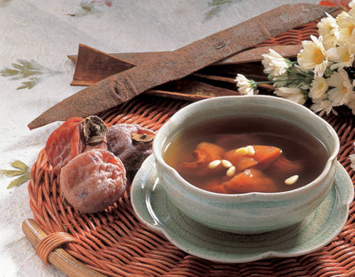 Ngoài các món ăn trong mùa đông, trà quế Sujeonggwa thơm ngon nấu từ quả hồng khô, mật ong, đường nâu, quế và gừng là thức uống truyền thống được nhiều người Hàn Quốc lựa chọn.
