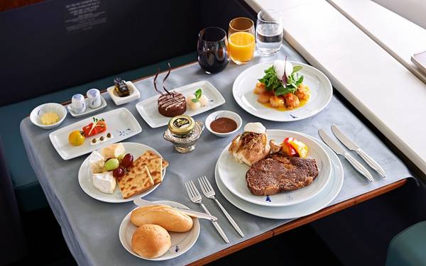 6. Korean Air: Các món như bánh tôm Nongshim, súp gà sâm Jedong, cơm trộn bibimbap được hành khách trên các chuyến bay của hãng đặc biệt ca ngợi.