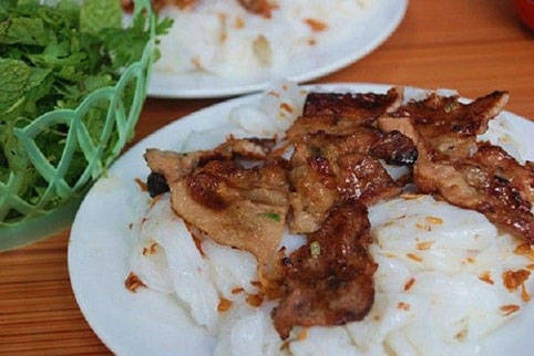 Các quán bánh ướt thịt nướng và bún thịt nướng ngon nằm trên mạn Kim Long – đường đi chùa Thiên Mụ