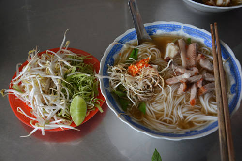 Bún nước lèo Sóc Trăng mang đậm nét ẩm thực Khmer. Ảnh: Má Lúm.