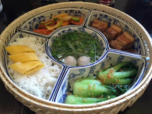 Mâm cơm đậm sắc Sài Gòn với nhiều món ăn như cải thìa, thịt kho, tôm sú, canh rau thịt, trứng chiên... Ảnh: Thảo Nghi