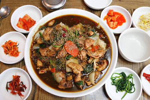 Jjim dalk với thịt gà được hầm khá kỹ cùng các loại rau củ cho hương vị đậm đà, làm hài lòng bất cứ thực khách nào.