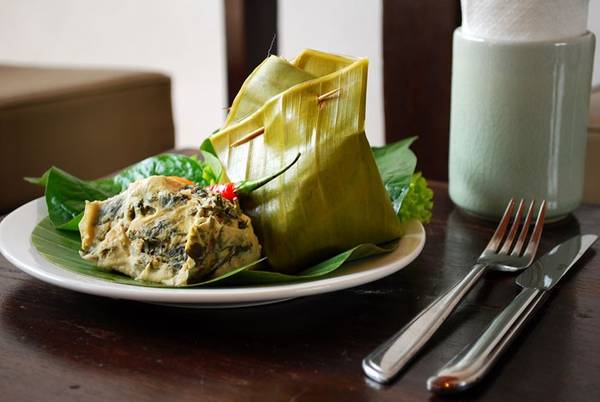 Mok Pa (cá hấp): Phần lườn cá tươi được lọc xương, gói cùng hành, tỏi, rau thơm và ớt trong lá chuối và hấp cách thủy. Món này được bày bán ở khắp Lào, từ trong các quầy ăn ven đường tới các nhà hàng hạng sang. Ảnh: Elephant-restau.