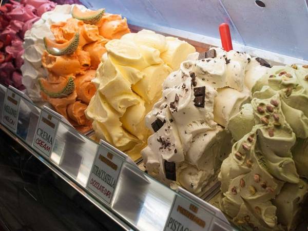 Italy nổi tiếng với món gelato, gồm sữa, kem, đường, cùng các hương liệu như trái cây, hạt puree.