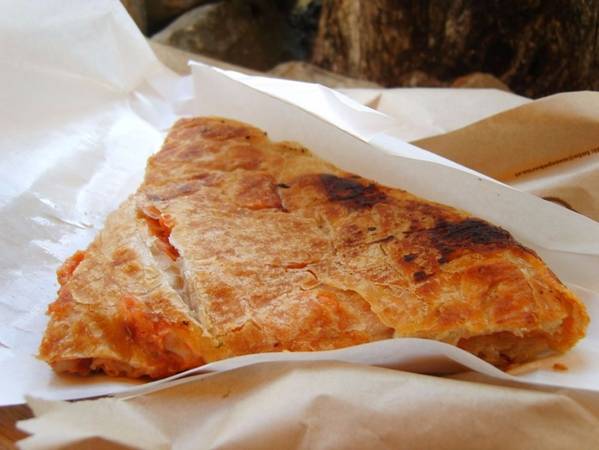 <strong>Slovenia: </strong>Burek, món ăn nhân thịt hoặc pho mát, là một trong những đặc sản đường phố nổi tiếng nhất ở Slovenia. Tại Ljubljana, món bánh này còn được làm với nhân pho mát, bắp cải, xúc xích.