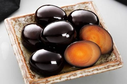 "Trứng sắt" ở Tamsui: Món ăn có cái tên rất lạ này nổi tiếng khắp vùng Tamsui. Đầu bếp sử dụng trứng gà hoặc trứng chim bồ câu, hầm trong nước tương với các loại gia vị cho tới khi trứng cứng lại, chuyển sang màu đen. Ảnh: juicysharesdaily