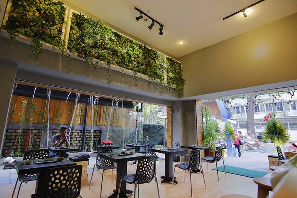 Khu vực nhà hàng dưới tầng trên được trang trí với những mảng xanh, tươi mát.