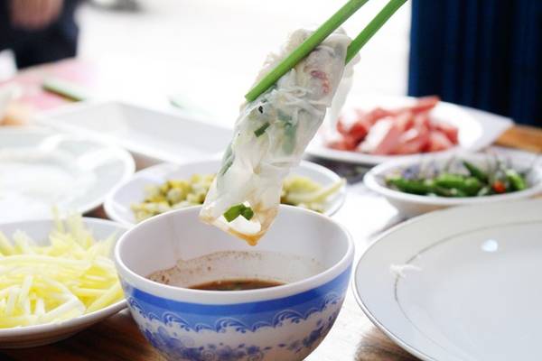 Ngoài cách ăn khác biệt đối với người Sài Gòn, chỉ có thịt nướng được tẩm ướp đậm đà.