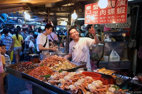3. Hải sản ở Keelung: Đây là một trong những chợ đêm tuyệt nhất Đài Loan, với đủ các loại hải sản, mì và hoa quả. Du khách nên thử món mì gạo chan nước dùng từ hải sản hỗn hợp ở Ding Bian Cuo, quầy ăn thuộc hàng cổ nhất chợ. Ảnh: Photoshelter.