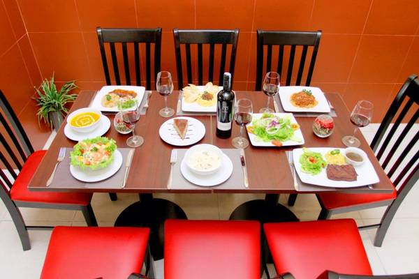 Nhà hàng có thực đơn rất phong phú và đa dạng, phù hợp với nhiều sở thích khác nhau của thực khách. 