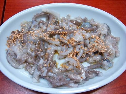 Món Sannakji đặc trưng của Hàn Quốc và Nhật Bản được làm từ những con bạch tuộc sống