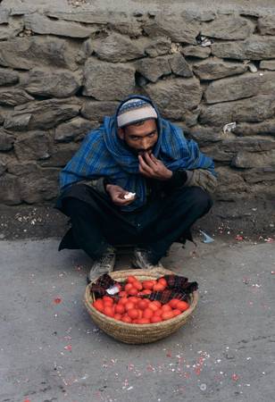 Giỏ trứng vừa là công cụ mưu sinh, vừa là thức ăn qua bữa của người bán hàng ở Kabul, Afghanistan