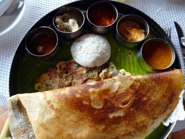 Ấn Độ Mỗi vùng miền Ấn Độ lại có những điểm khác nhau trong bữa ăn sáng. Tuy nhiên, một bữa sáng điển hình nhất vẫn là khay đồ ăn gồm tương ớt xoài với các loại bánh như dosa, roti hoặc idli. 