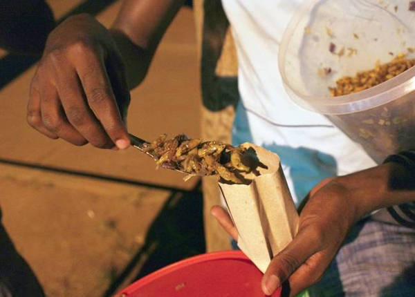 Châu chấu Nsenene châu Phi chiên giòn là món phổ biến ở Uganda. Vị của nó được ví như sự kết hợp giữa thịt gà và tôm.