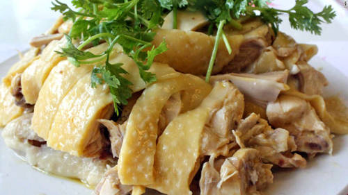  Thịt gà chặt Ở Trung Quốc, người dân cho rằng thịt gà chặt còn xương có hương vị ngon nhất. Đó là lý do phần lớn các món gà ở Trung Quốc vẫn còn xương khi phục vụ. Gà được luộc mềm, sau đó chặt nhỏ ra ăn với nước chấm.