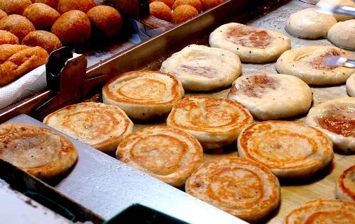Hotteok Hotteok là món ăn dân dã nhất được nhiều người dân địa phương và du khách ưa chuộng. Mùa đông đến, những địa điểm như phố Insa-dong và chợ Namdaemun nườm nượp các quầy bán hotteok và thực khách đói bụng. Hotteok được làm từ bột gạo trộn với đường, đậu phộng và quế. Bột bánh được nặn thành hình tròn mỏng và rán qua chảo dầu. Món ăn cũng được chế biến với nhiều loại nhân bên trong tùy theo khẩu vị của thực khách. Giá cho một chiếc bánh là 700 - 1.000 won (khoảng 14.000 - 20.000 đồng). Ảnh: teamsejong