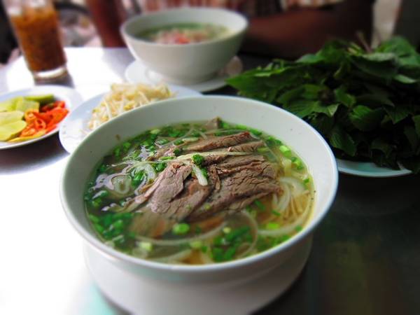 Phở, Việt Nam: Bánh phở được chan nước dùng ninh từ xương, thêm thịt gà hoặc thịt bò thái mỏng cùng rau thơm. Bạn có thể thưởng thức món ăn này ở mọi vùng của Việt Nam, với giá chỉ khoảng 1-2 USD. Ảnh: Mintjellie.