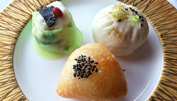 Với hai sao Michelin cộng sự phục vụ từ đầu bếp huyền thoại Lau Yiu Fai, Yan Toh Heen nổi tiếng với các món dim sum, hải sản và tráng miệng ngon tuyệt đỉnh.