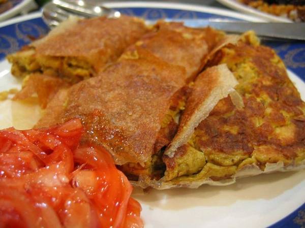 Món Murtabak ở Singapore và Malaysia là một loại bánh pancake mỏng với nhiều loại nhân như trứng, hành hoặc cà ri cay.