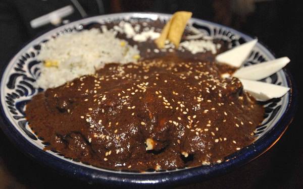 Mole Poblano (Mexico): Nước sốt đặc trưng của ẩm thực Mexico được chế biến từ hơn 20 loại nguyên liệu, trong đó có 4 loại ớt, hành, các loại hạt và gia vị. Nước sốt này được dùng kèm nhiều món ăn Mexico. Ảnh: Roughguides.