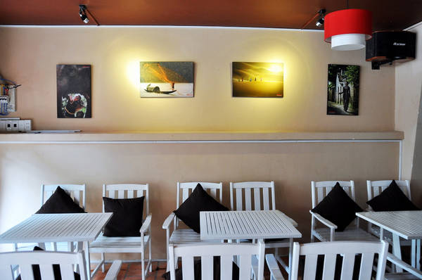 Mỗi góc ngồi tại nhà hàng đều được tráng trí bằng những bức tranh nghệ thuật đặc sắc.