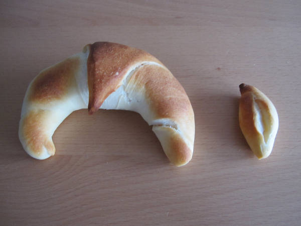Cộng hòa Séc: Người dân Séc thường ăn sáng với bánh mì lúa mạch hình lưỡi liềm, ăn kèm với bơ, mứt, pho mát hoặc xúc xích. Ảnh: fczbkk